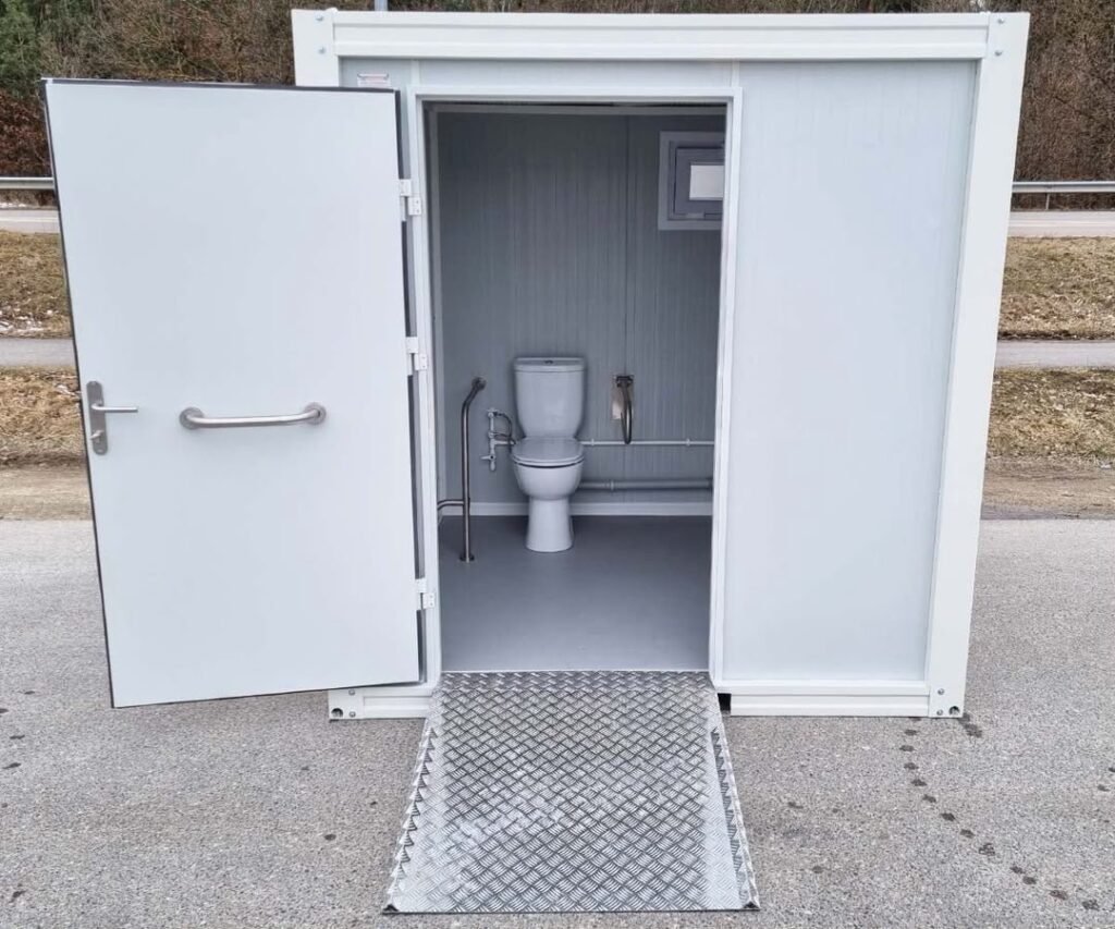 Behinderten Toilette – WC Container mit Rampe – barrierefrei